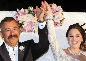 Evlenen cumhuriyet savcısına nikahta "kelepçe"