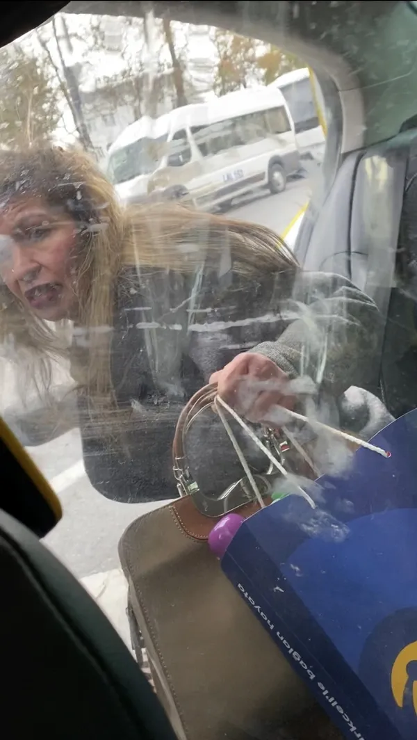 Alkollü yolcu taksiciyi çileden çıkarttı! 'Bu kadarına pes' dedirten anlar kamerada - 4