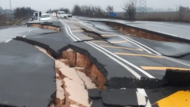 Deprem bölgelerine araç giriş çıkışı durduruldu mu? Kahramanmaraş, Adıyaman, Hatay... Sivil araç girişleri hangi illerde durduruldu? SON DAKİKA