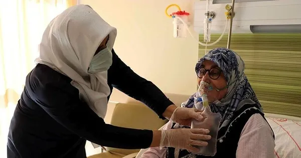 4 gün önce uyarmıştı! Neşe hemşire Kovid-19'a yenik düştü - 1
