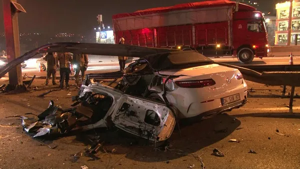 1647468718939.jpg Önce bariyerlere girdi sonra camdan fırlayarak taklalar attı! İstanbul'da gece yarısı feci kaza - 1