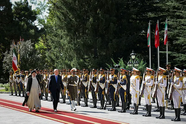 Başkan Erdoğan Tahran’da Çağrı Filmi müziği ile karşılandı