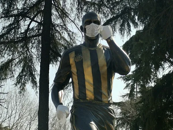 Alex de Souza heykeline maskeli ve eldivenli koronavirüs Cocvid-19 önlemi! Gülümseten kare...