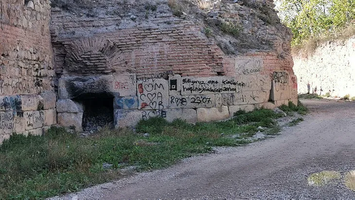 İznik'teki 2 bin yıllık surlara, sprey boyalı saygısızlık - 3