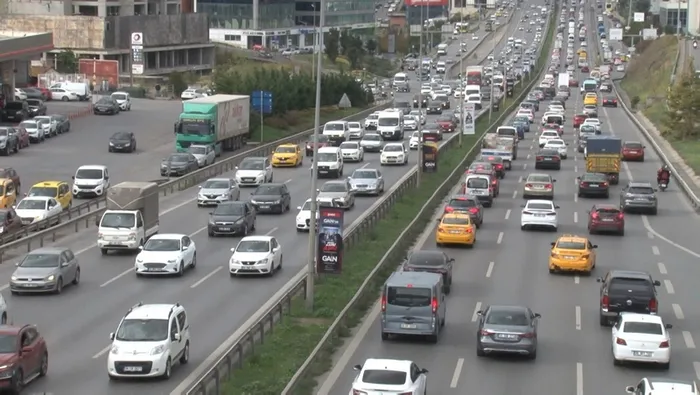 Son dakika: İstanbul’da cumhuriyet bayramı öncesi trafik yoğunluğu rekor seviyeye ulaştı - 1