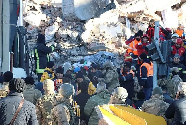 Enkazdan 8 dakika arayla çıkarılan Miraç hayatını kaybetti, annesi tedaviye alındı