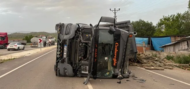 Kastamonu’da odun yüklü tır devrildi: 1 yaralı