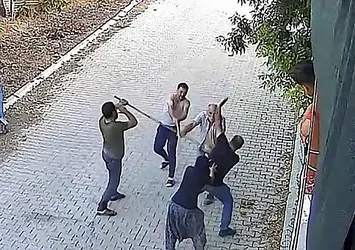 Adana'da kanlı miras kavgası! 2 oğlunu vurdu kanlar içindeyken tekmeledi! Dehşet anlarının görüntüsü ortaya çıktı