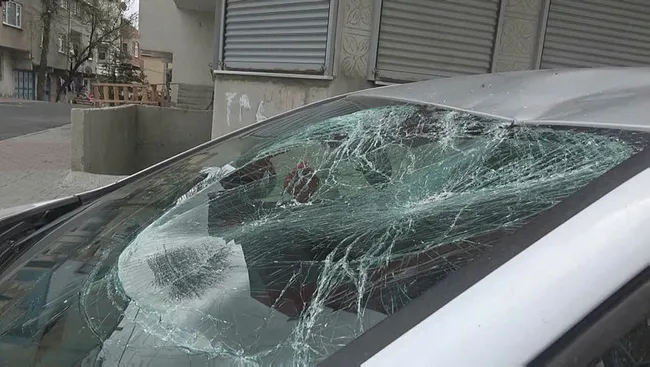 İstanbul’da başı boş at arabaya büyük hasar verdi! Güvenlik kamerasını izleyince şok yaşadı - 2