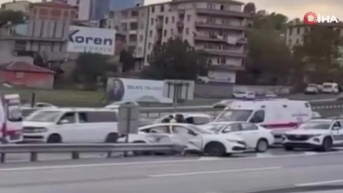 İstanbul TEM Otoyolu'nda araçlar birbirine girdi! Yaralılar var