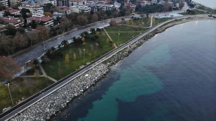 Caddebostan’da ilginç görüntü: Sahil kızıla boyandı! Havadan böyle görüntülendi - 3
