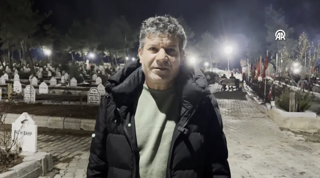 Yine kızını yalnız bırakmadı