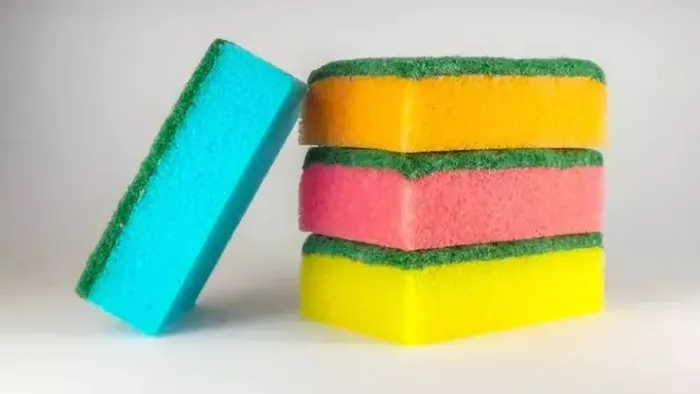 Temizliyor sanıyoruz ama zehir saçıyor! Her evde bulunan o malzeme...