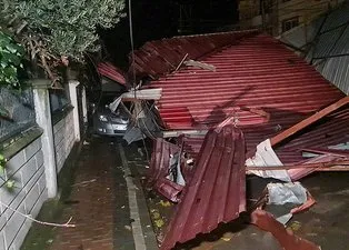 Kocaeli’nde kahreden olay! Fırtına etkisiyle havalanan çatıyla metrelerce uçmuş! Feci son böyle geldi