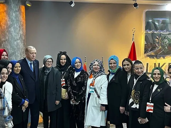 baskan-recep-tayyip-erdogana-balikesirde-sevgi-seli-1708708648157.jpg Başkan Recep Tayyip Erdoğan'a Balıkesir'de sevgi seli! Vatandaşların fotoğraf isteğini kırmadı - 1