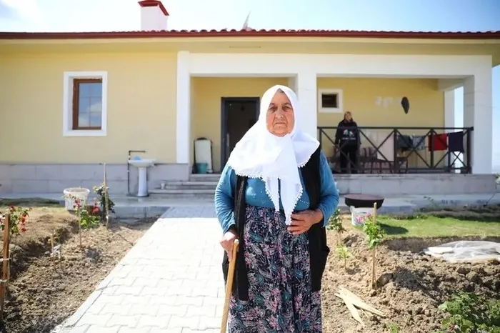 Devlet milletini böyle ayağa kaldırdı! 80 yaşındaki Naime Yiğit'ten Başkan Erdoğan'a teşekkür: Beni saraya yerleştirdi - 3