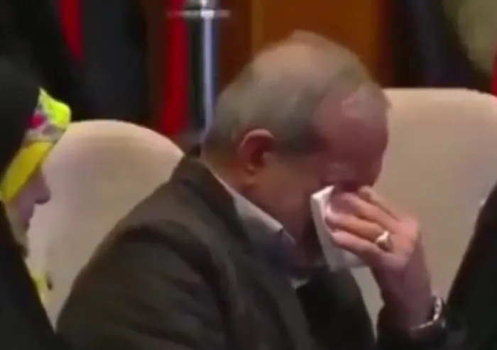 iran-cumhurbaskani-pezeskiyanin-duygu-dolu-anlari-gozyaslari-sel-oldu-1734545355712.jpeg İran Cumhurbaşkanı Pezeşkiyan'ın duygu dolu anları! Gözyaşları sel oldu - 3