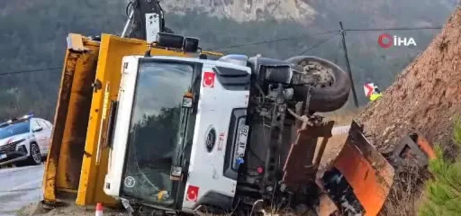 Karabük'te tuzlama aracı devrildi: 2 yaralı