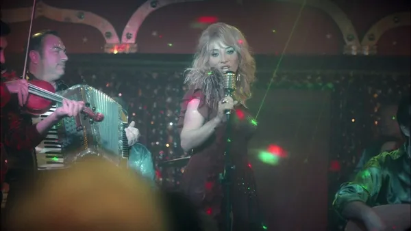 İkimizin Sırrı’nın yıldızları Aras Aydın ve Dolunay Soysert’ten büyüleyen performans