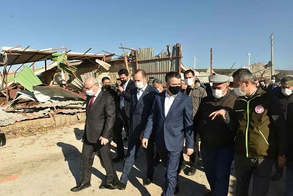 Bakan Bekir Pakdemirli, hortum, fırtına ve doludan zarar gören Çeşme ve Urla'daki bilançoyu açıkladı - 5