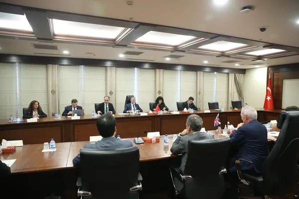 bakan-nebatiden-birlesik-krallik-ile-kritik-gorusme-mevcut-ticaret-hacmi-cok-yonlu-gelistirilecek-1662573639678.jpeg Bakan Nebati'den Birleşik Krallık ile kritik görüşme: Mevcut ticaret hacmi çok yönlü geliştirilecek - 3
