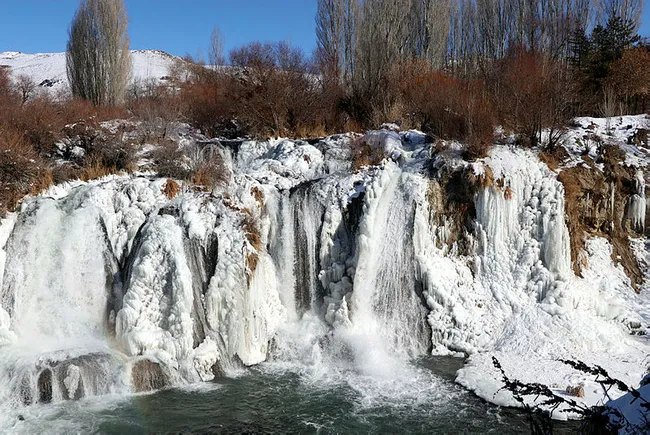 Van’da bulunan Muradiye Şelalesi dondu fotoğraf için akın ettiler - 1