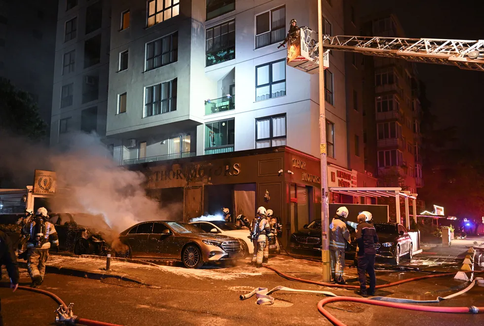 Kadıköy’de gece paniği! Galeri önündeki araçlar alev alev yandı - 4