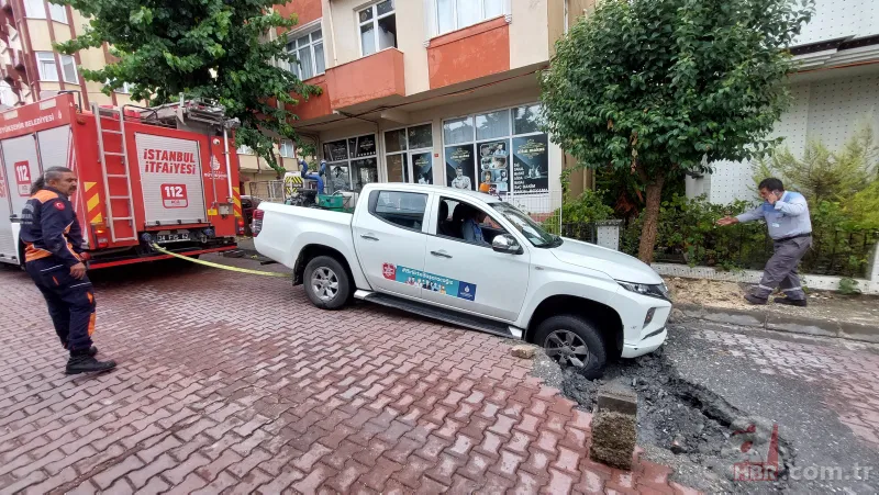 İstanbul'u sağanak vurdu! Yollar göle döndü, araçlar sulara gömüldü | Eminönü'nde dükkanları su bastı | Beykoz'da istinat duvarı çöktü 12
