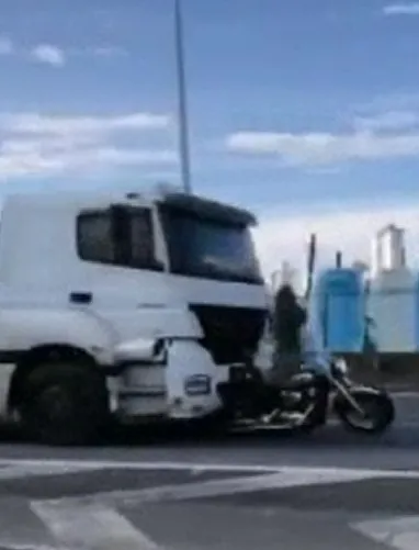 Brezilya’da amansız takip! Eşini öldüren kamyonun kapısında 32 kilometre boyunca asılı kaldı - 1