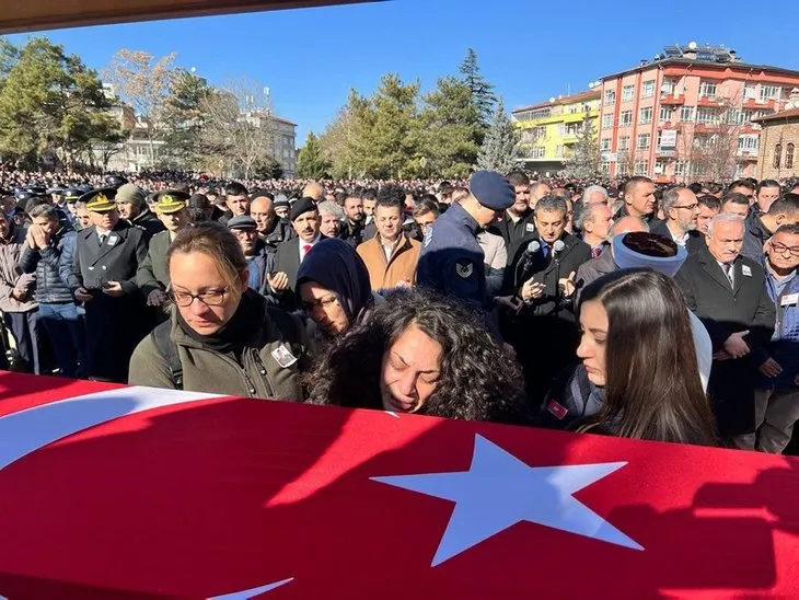 Türkiye şehitlerini uğurluyor! Tabutunun başında gözyaşları sel oldu | Bu acıya yürek dayanmaz