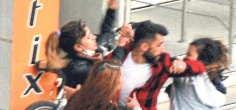 Genç kızlar yumruk yumruğa kavga etti!