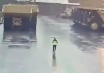 Endonezya'da akılalmaz olay! Üzerine yıldırım düşen görevli sağ kurtuldu