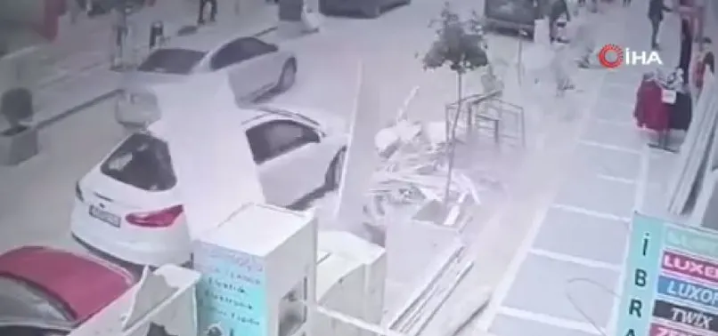 Kapının gencin kafasına düşme anı kamerada