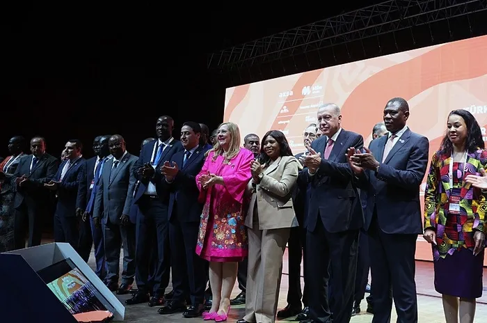 baskan-erdogan-altini-kalin-harflerle-cizdi-dunyanin-en-buyuk-17-ekonomisiyiz-1760711453265.jpeg (Foto: AA)