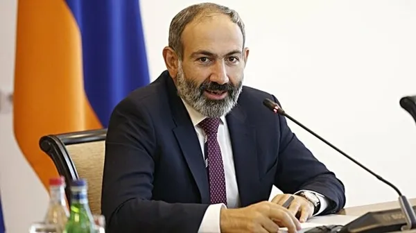 pasinyanin-zor-anlari-ermeniler-konvoyun-onune-kestiler-1606420611975.jpg