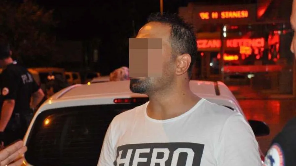 Giydiği ‘HERO’ yazılı tişörtü yakmak istedi