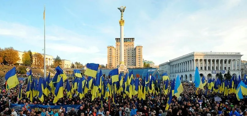 Ukrayna'da binlerce kişi protesto için sokağa çıktı