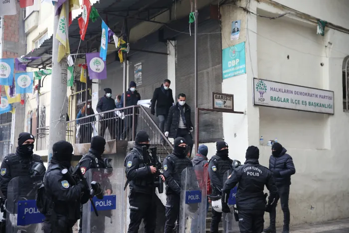 Son dakika: DBP Diyarbakır İl Başkanı Seval Gülmez gözaltına alındı! HDP’li 4 vekil ve il başkanına soruşturma - 4