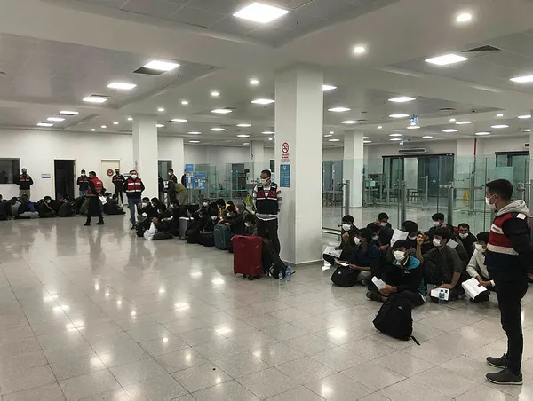1651871234383.jpg 121 Afganistan uyruklu göçmen sınır dışı edilmek üzere İstanbul Havalimanında! - 2