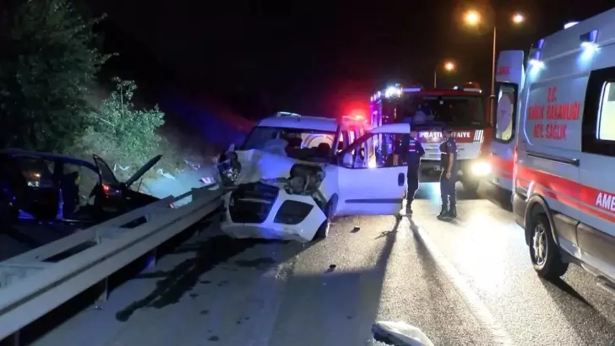 Eyüpsultan'da otomobil ile hafif ticari aracın çarpıştığı kazada 2 kişi yaralandı