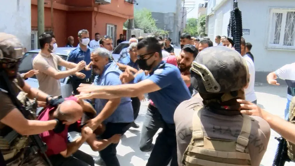 Adana'da hareketli anlar! İntihar edecekti dayak yedi