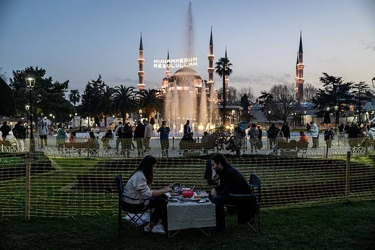 İstanbul’da Ramazan heyecanı! İlk iftar topu Sultanahmet’te patladı | Sultanahmet Meydanı ramazanın ilk iftarı için gelenlerle doldu