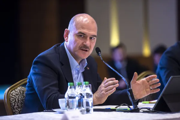 Son dakika: İçişleri Bakanı Süleyman Soylu gösterdiği kırmızı dosyayı açtı: 74 belediyeye terör soruşturması! İBB’de 1668 kişi terör bağlantılı