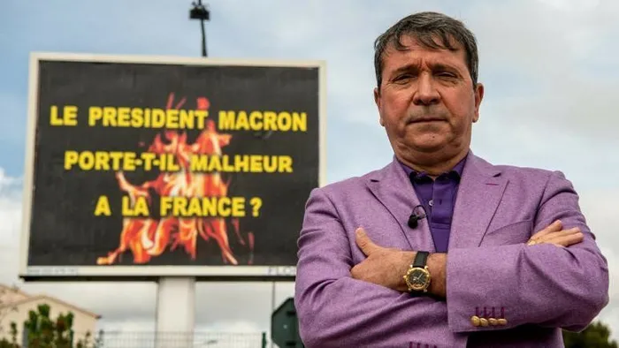 Macron Hitler’e benzetilmişti: Afişi asan pano sahibine 10 bin euro ceza