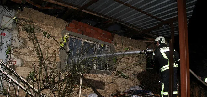 Manisa'da çıkan yangında üç ev küle döndü