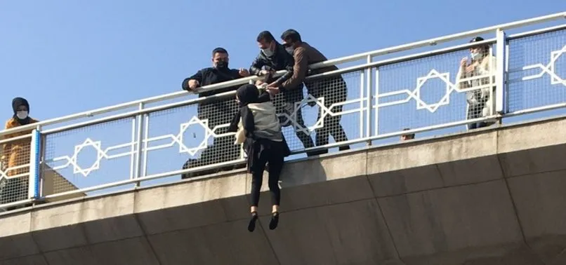 Konya'da üst geçitte intihar girişiminde bulunan genç kızı polis kurtardı