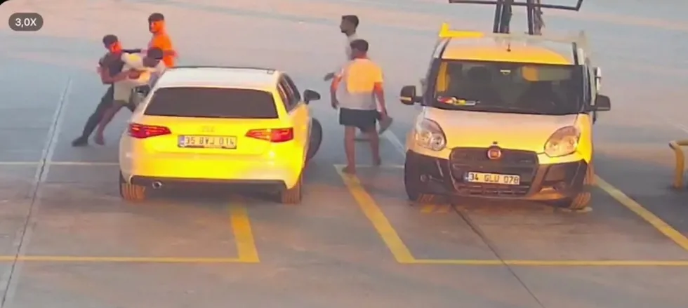 Kuşadası'nda yol verme tartışması akaryakıt istasyonunda kavgaya dönüştü: O anlar kamerada - 1