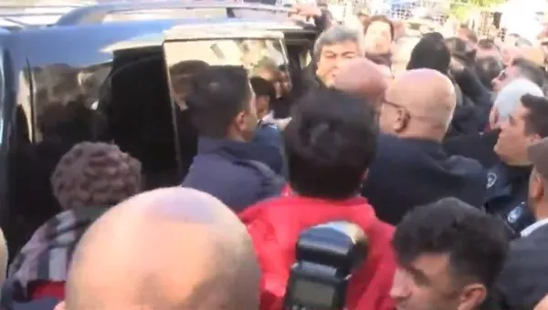 CHP’nin kalesinde Kılıçdaroğlu’na protesto: İşçiler aracın önünü kesti korumalar darbetti