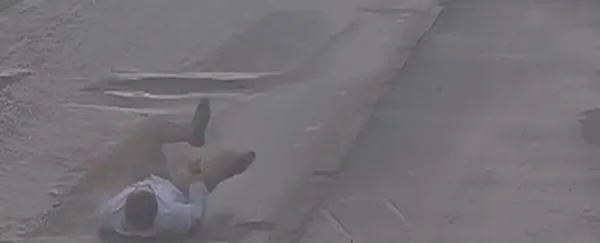 Sarhoş diplomatın elçiliğe geliş anı kamerada! Ayakta duramıyor! Rusya ABD ile sosyal medyadan öyle bir dalga geçti ki...