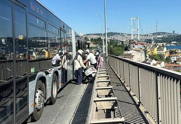 15-temmuz-sehitler-koprusunde-korkutan-kaza-metrobus-ile-bariyer-arasina-sikisan-motosiklet-surucusu-yaralandi-1718725118694.jpeg 15 Temmuz Şehitler Köprüsü'nde korkutan kaza! Metrobüs ile bariyer arasına sıkışan motosiklet sürücüsü yaralandı - 3